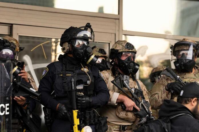 Los,Angeles,,California,,Usa,-,June,10,,2025:,U.s.,Customs Group of police officers in tactical gear walking in an urban area