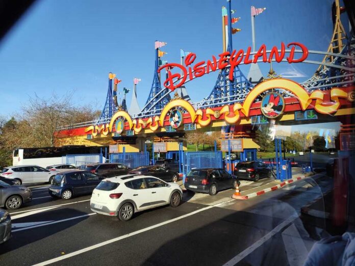 France,,Paris,-,October,30,,2025:,Cars,Queue,To,Enter Entrance to Disneyland with cars waiting in line