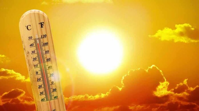 shutterstock_1152328958 thermometer in front of a blazing sun and orange sky